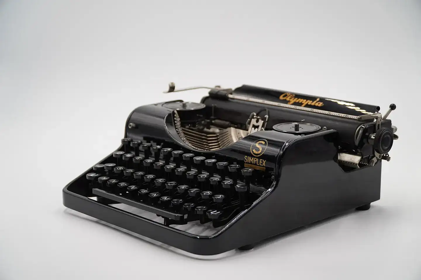 This picture shows a Olympia Simplex typewriter from 1935