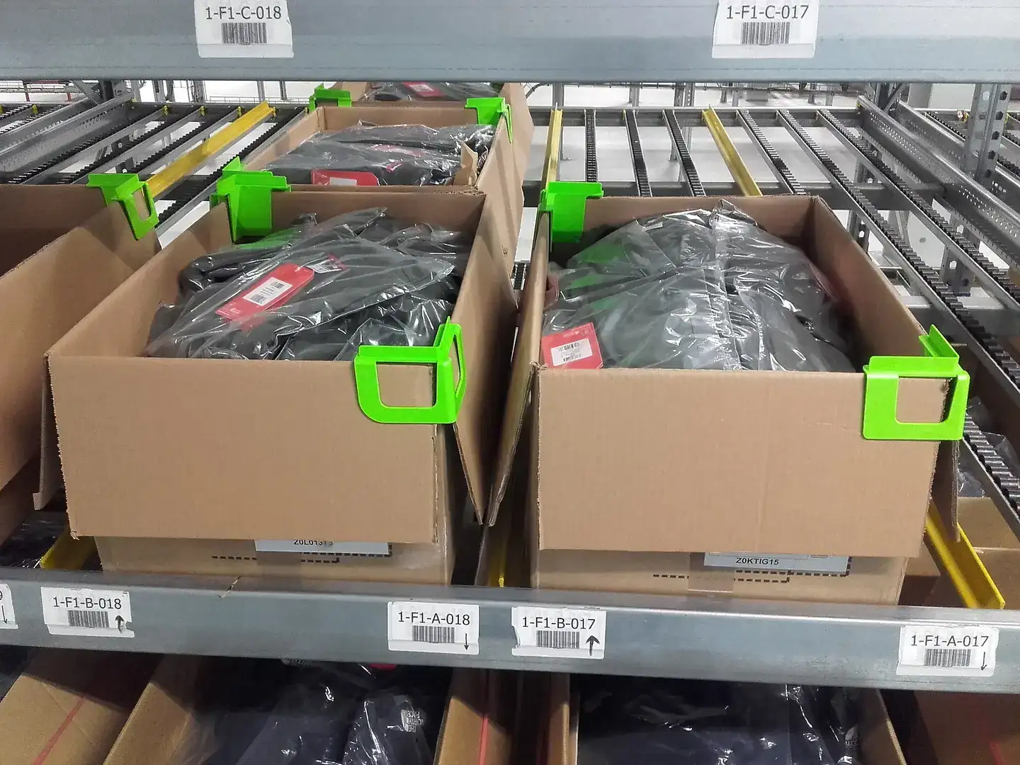 Flaps held open with clips that allow boxes to be stacked for transport while open