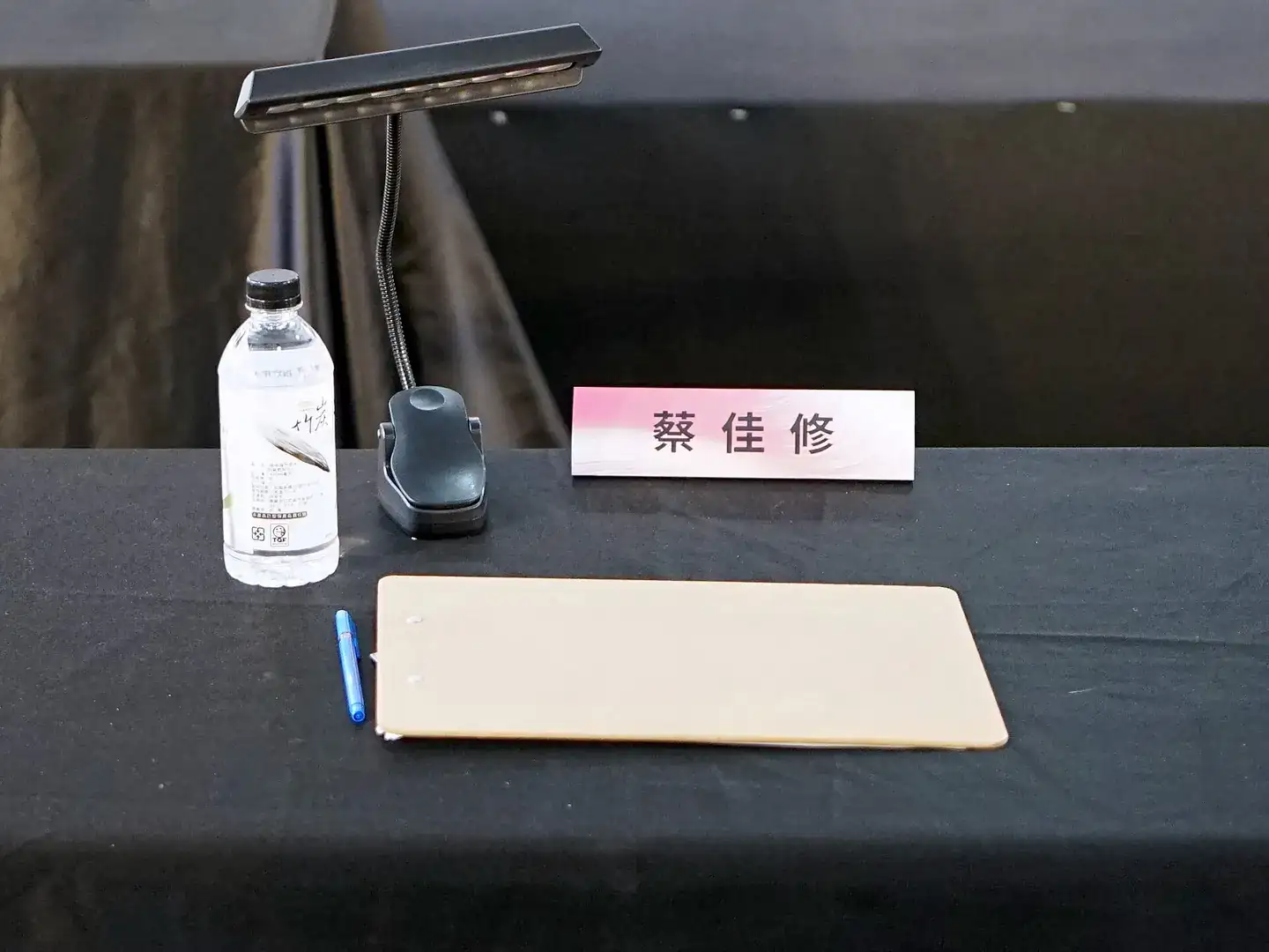 Ballpoint pen and clipboard on Tsai Chia-Hsiu's desktop 20250222