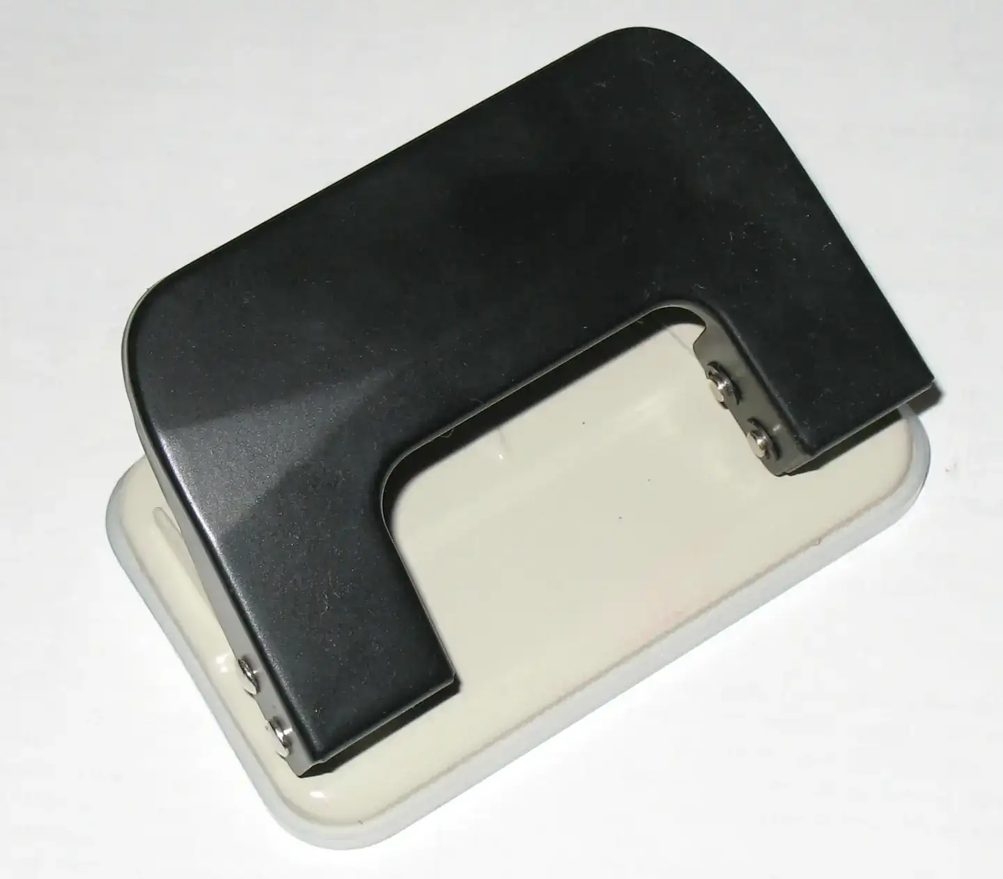 A hole punch (ein Locher)