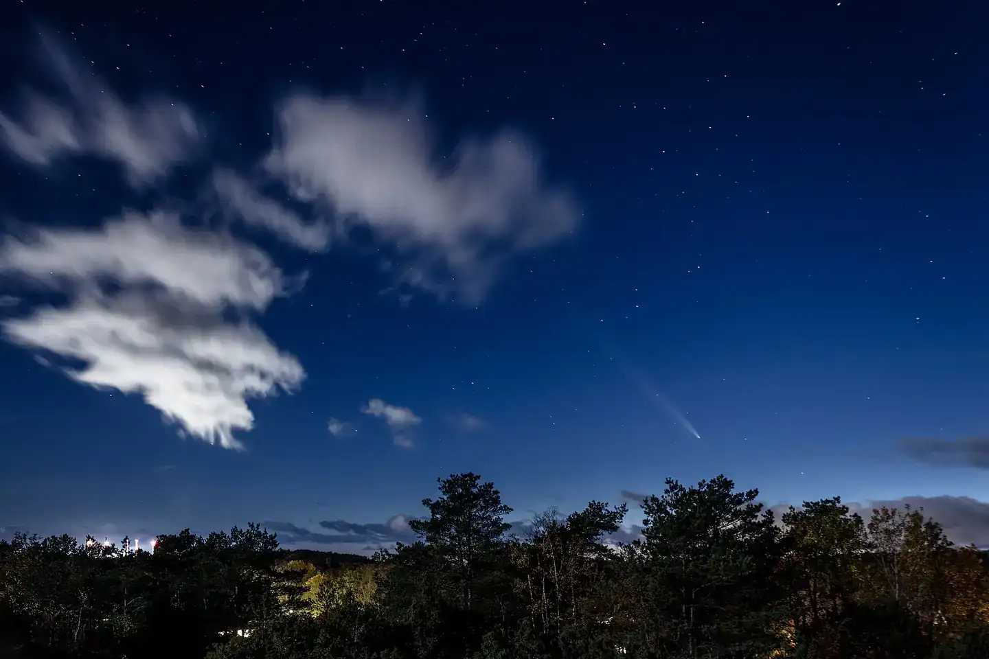 Comet C-2023 A3, Tsuchinshan–ATLAS, in the night sky over Tuntorp, Brastad, Lysekil Municipality, Sweden